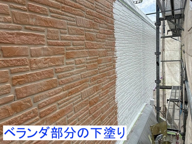 アクセントカラーになるベランダ部分の下塗り