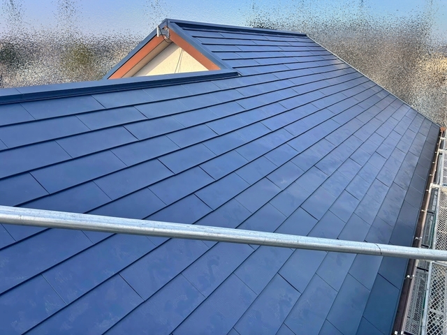 耐久性の高い金属屋根に生まれ変わった築35年の住宅