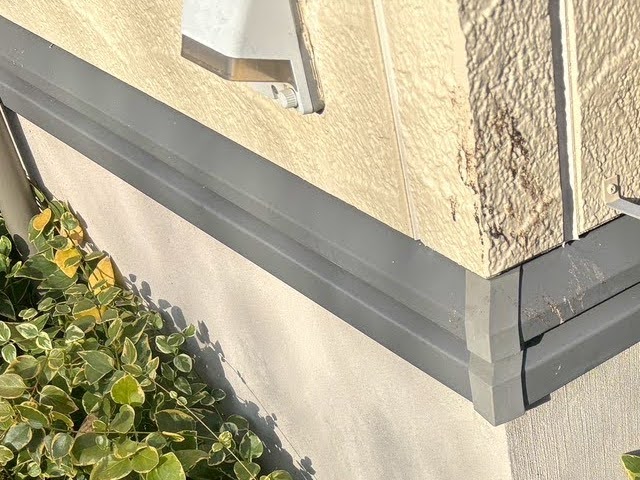 水戸市　付帯部も外壁と一緒に塗装　水切り塗装前の写真