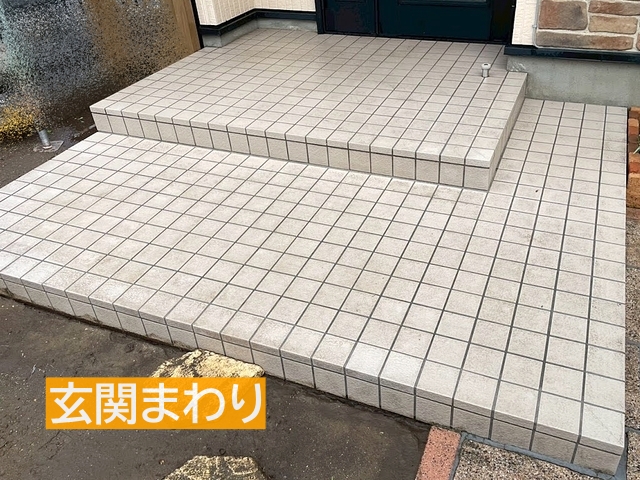 屋根洗浄のサービスの一環で玄関まわりを洗浄