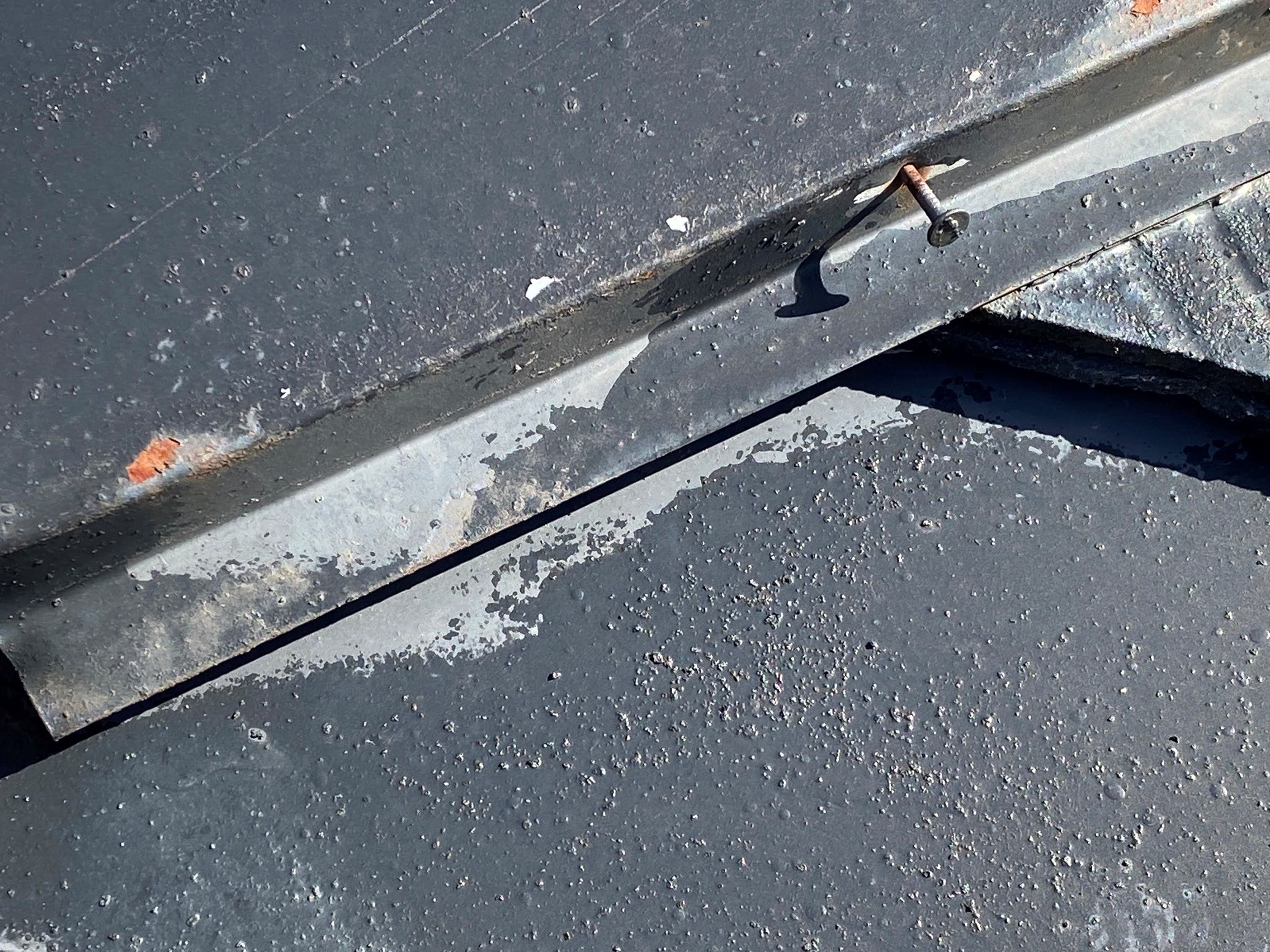 高萩市コロニアル屋根棟板金留め釘の浮き