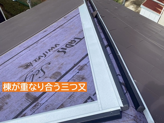 カバー工事屋根の最上部の三つ又