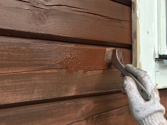 北茨城市ログハウス壁面重ね塗りの様子