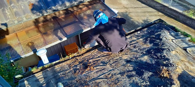 屋根葺き替えの際は雨樋の清掃はセットです