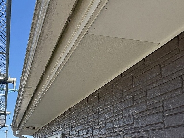 破風板の不具合を直してから張り替えた軒天