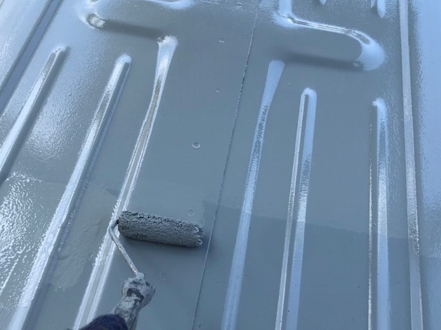 鉄部である駐車場に着色塗料を塗布