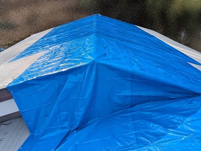 屋根葺き替えの初日で瓦撤去・清掃・下地補強・防水紙施工・養生までを完了