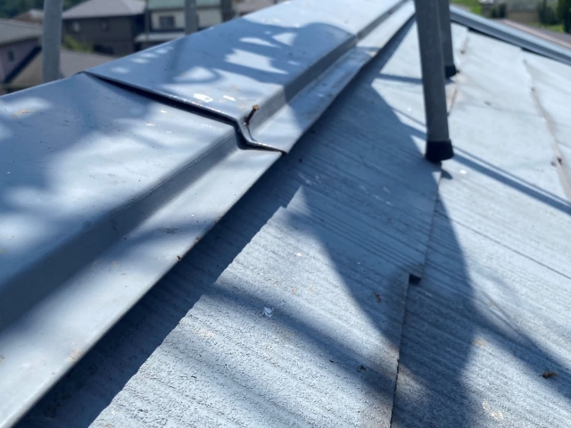 浮きが生じている石岡市の棟板金