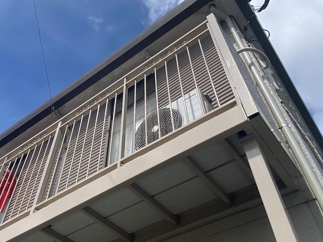 ベランダの鉄骨部への塗装が完了