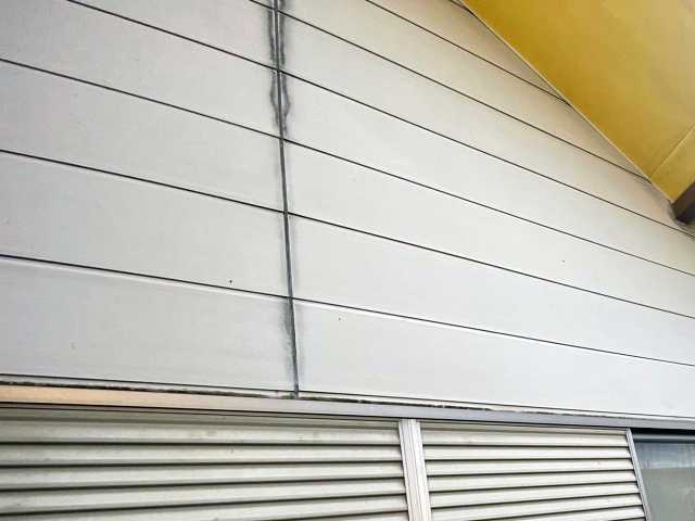 白いサイディング目地の黒ずみ