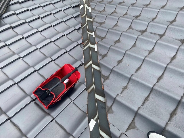 常陸太田市のトイレ雨漏り谷板金に穴