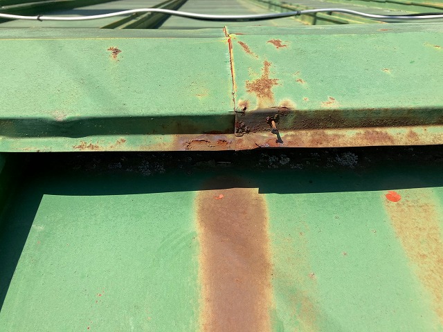 台風被害を受けた金属屋根の棟板金部