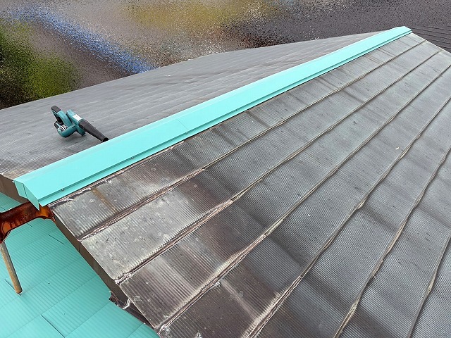 土台を樹脂製貫板に替えて新しい棟板金を設置