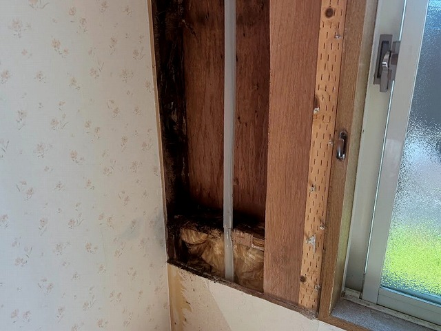 柱を入れ替え構造部材を補強した上で外壁を張り替える工事を提案