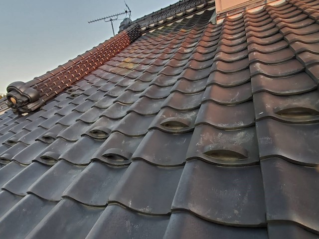 部分葺き直しが完了した瓦屋根