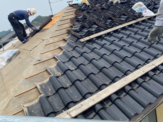 瓦屋根の葺き直しは一旦瓦を撤去
