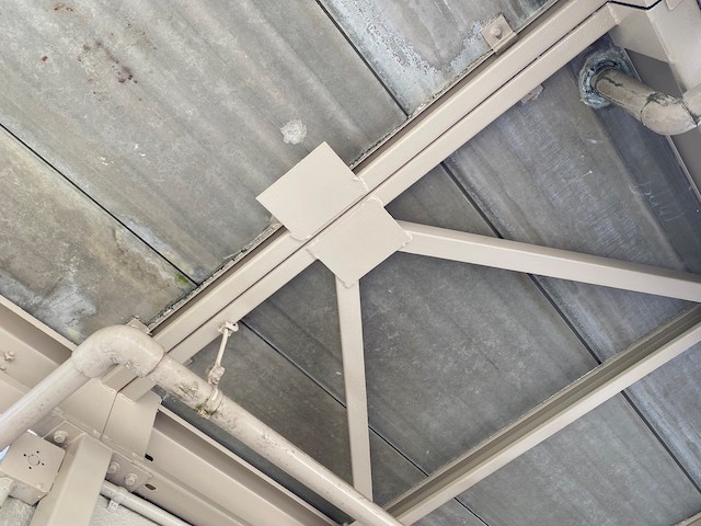 共用廊下の下地鉄骨への塗装が完了