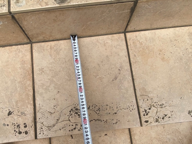 外玄関タイルにスケールをあてて計測