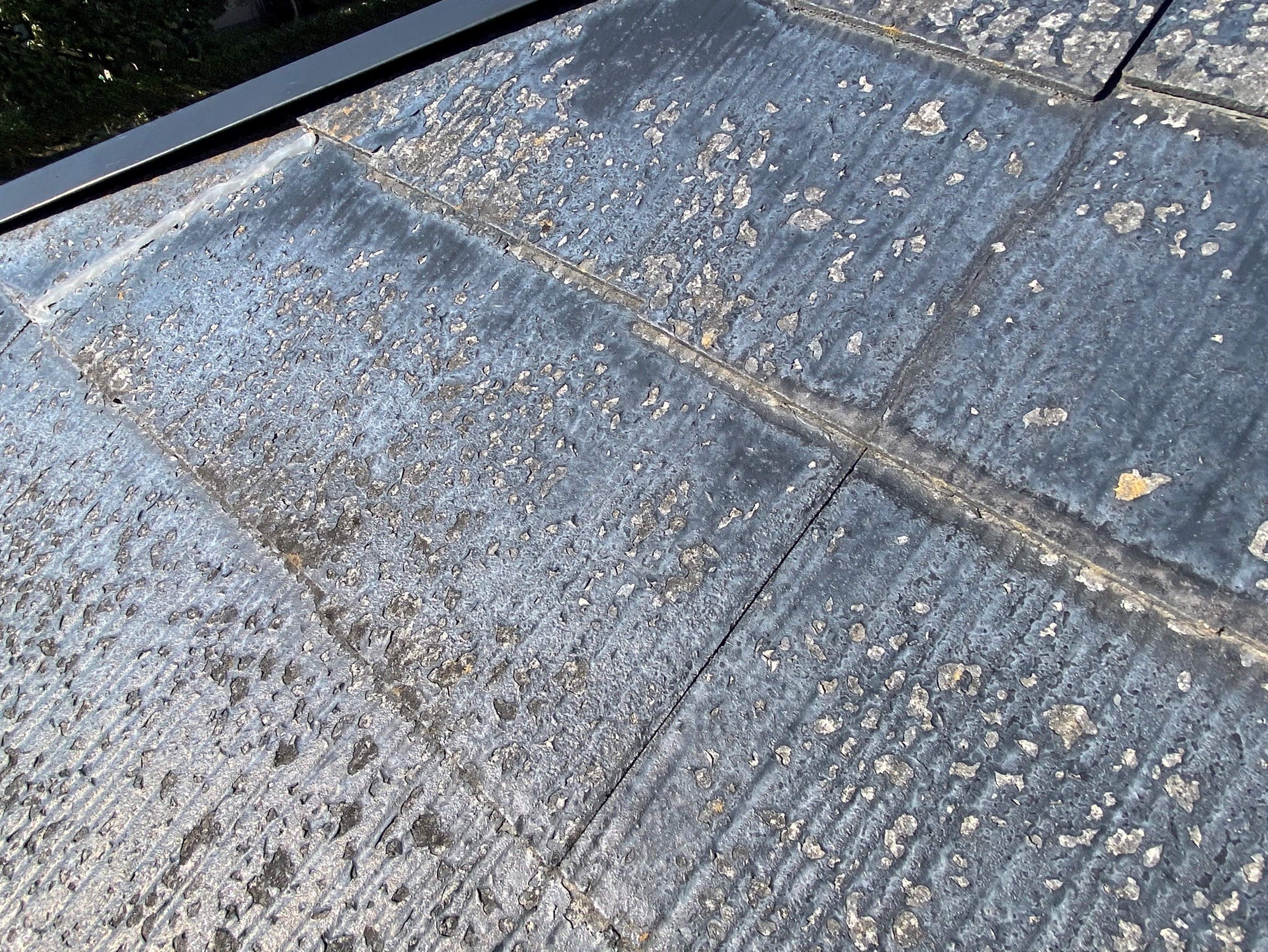 コロニアル屋根の破損は塗装では直らない