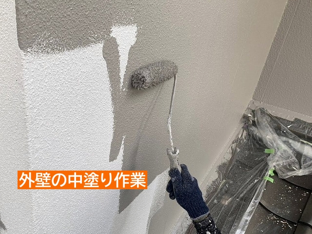 外壁中塗り作業中