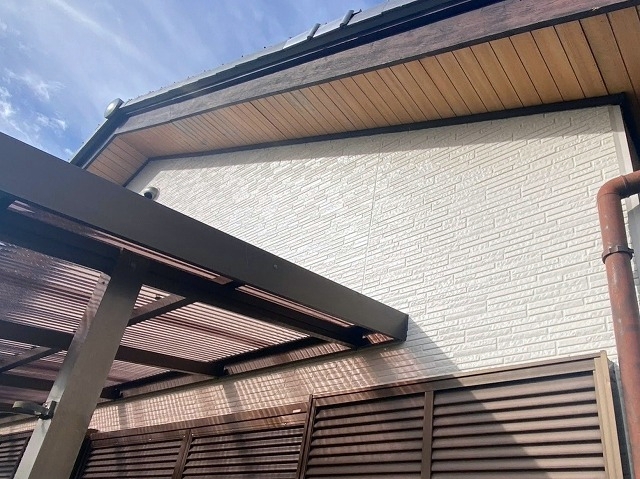 ドローンで損傷した外壁とテラス波板の交換完了