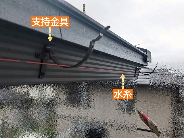 水糸で勾配を取り雨樋金具を設置