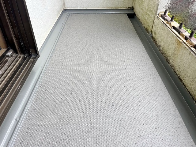 ウレタン防水を施工してから長尺シートを設置