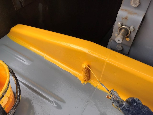 駐車場の立上りに目立つ黄色を塗布