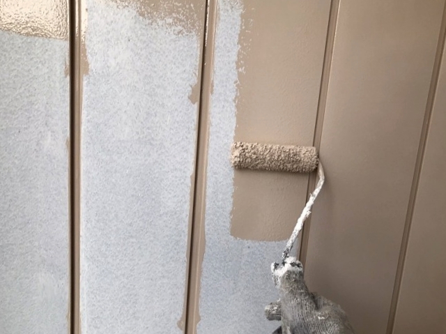 金属サイディング外壁中塗り材塗布