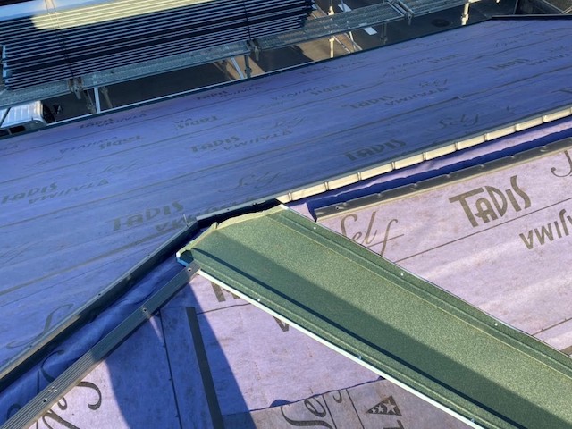 防水シートを全面貼り終えた状態で雨が降っても雨漏りはしない