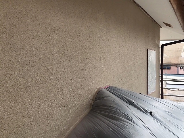 モルタル外壁の中塗りは弾性塗料使用