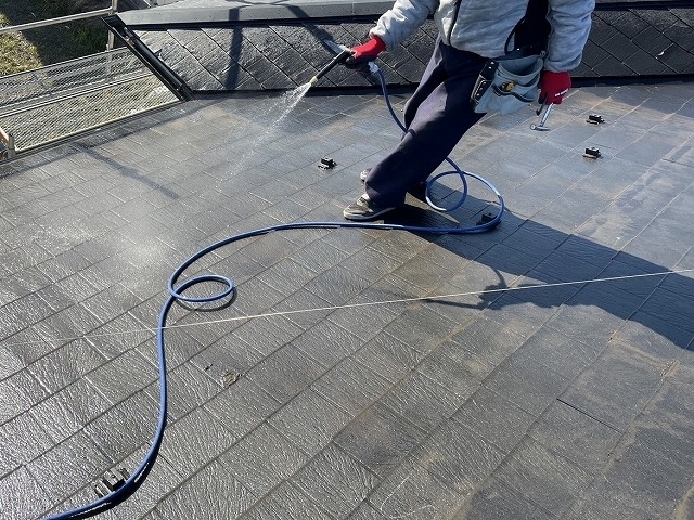 太陽光パネルの設置跡の水洗い
