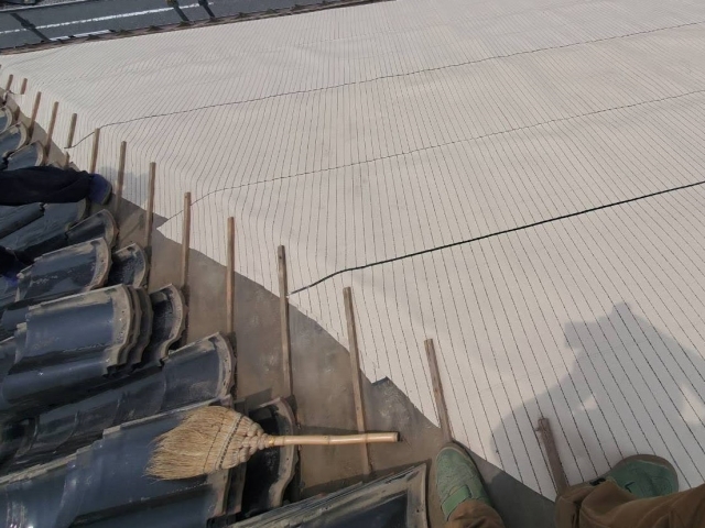 瓦撤去後は新しい防止シートを野地板に敷設