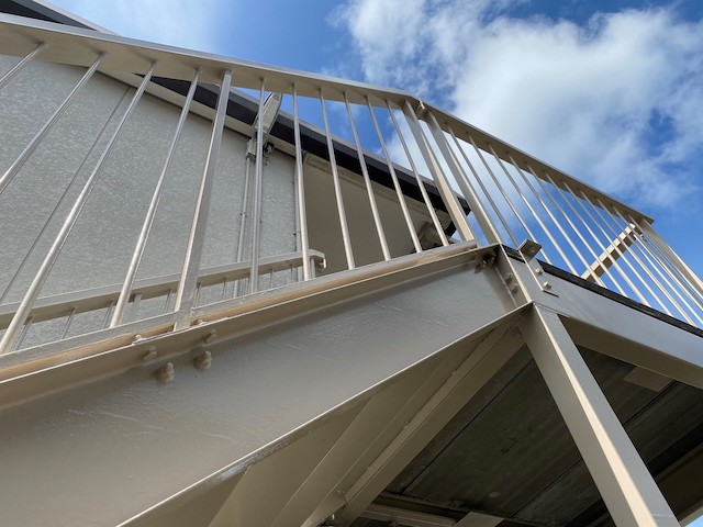 鉄骨階段への塗装が完了