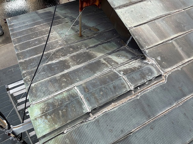 部分葺き替え前の棟違いの銅板屋根