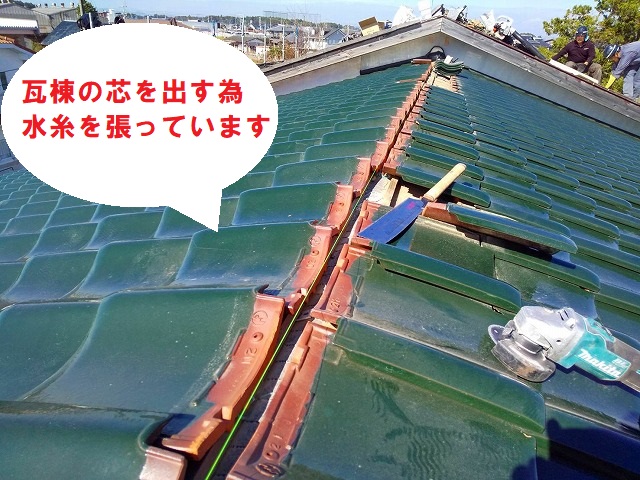 基準となる線を出す為に水糸を張ります