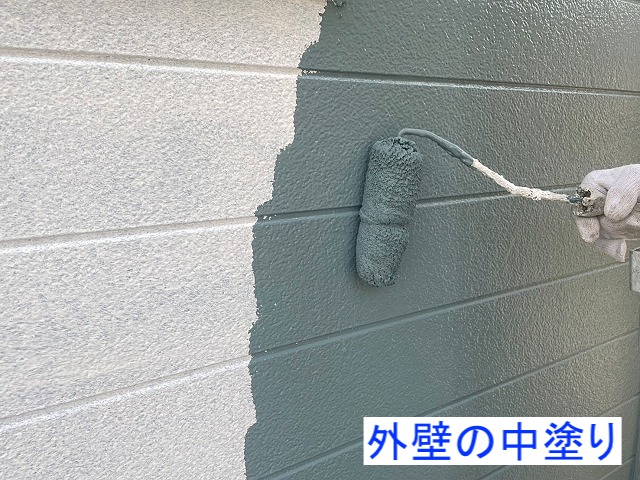 外壁の中塗り作業