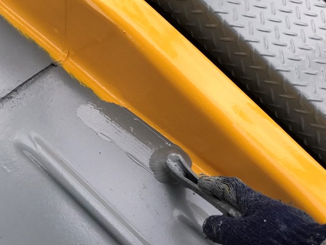 着色の境界線を刷毛で仕上げる職人