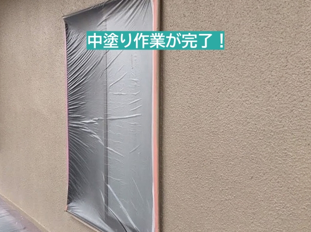 弾性塗料によるモルタル外壁の中塗り終了