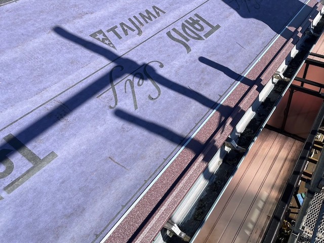 施工後の防水紙と軒先唐草