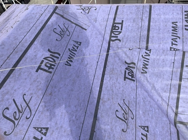 2階の屋根に粘着式ルーフィング施工完了