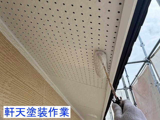 軒天ボードの塗り替え作業中