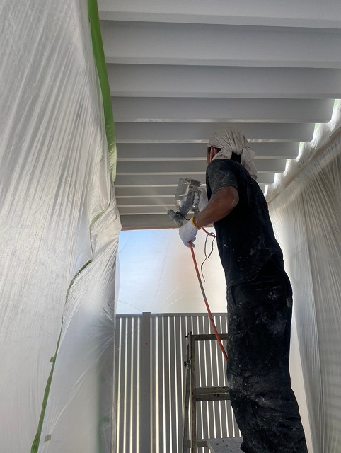 ケツロナインを葺きつける職人