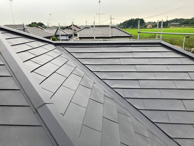台風被害を受けてスレート屋根をカバー工事完了