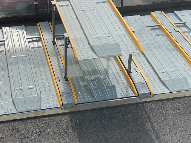 塗装が完成した機械式二段駐車場