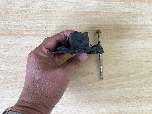 架台の固定器具と長いビス