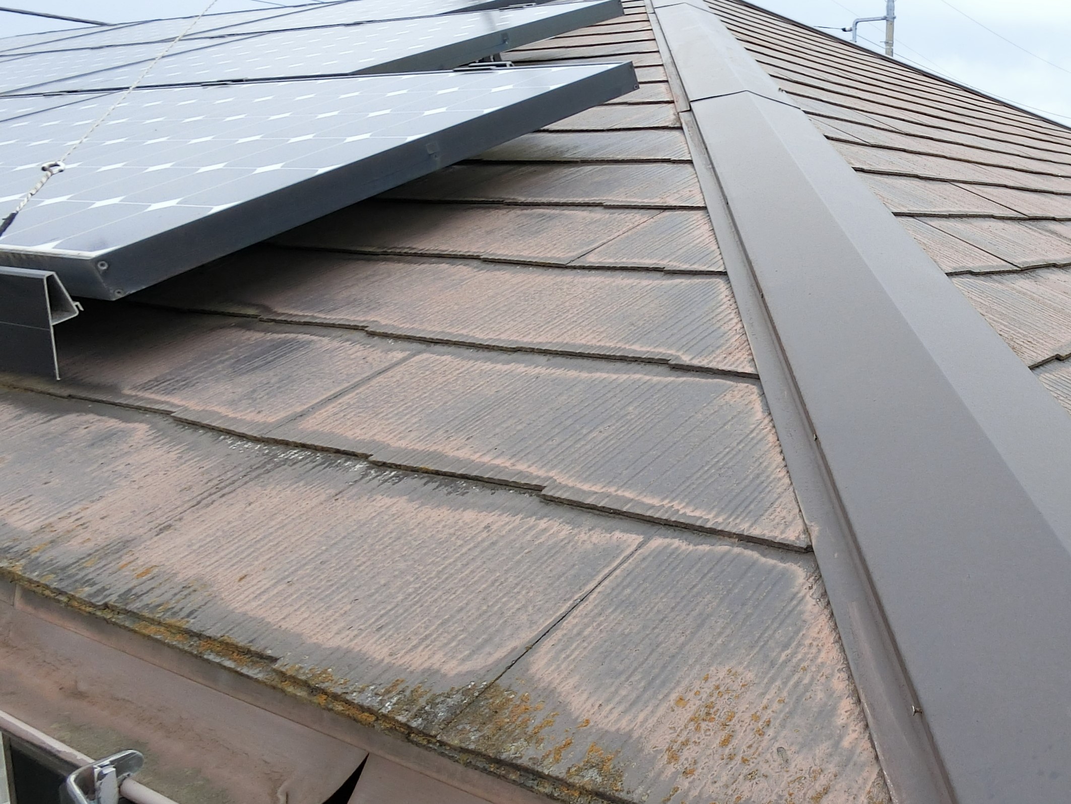 15.塗装では収まらない　カバーか葺き替え　太陽光パネルの脱着も必要