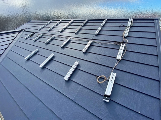 カバー工事が終わったばかりの屋根を傷めないように太陽光パネルの架台を設置