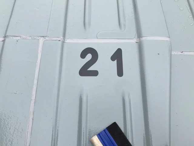 駐車番号のステッカーを中央に貼る