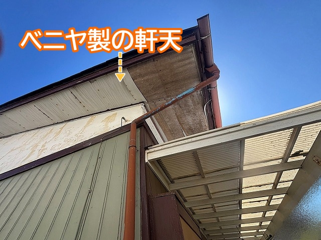 ベニヤ製の軒天は表面がめくれは剥離が起こりやすい